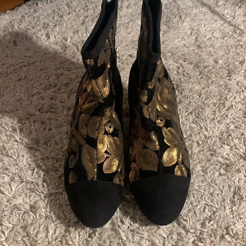 Joan Boyce EUC black/gold sequin suede like ankle boots Size 9.5 - Picture 2 of 7